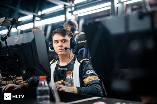 Dplus KIA 输给了 Hanwha Life Esports 在五场比赛中，并在 LCK Cup 中遭遇了他们的首次失利